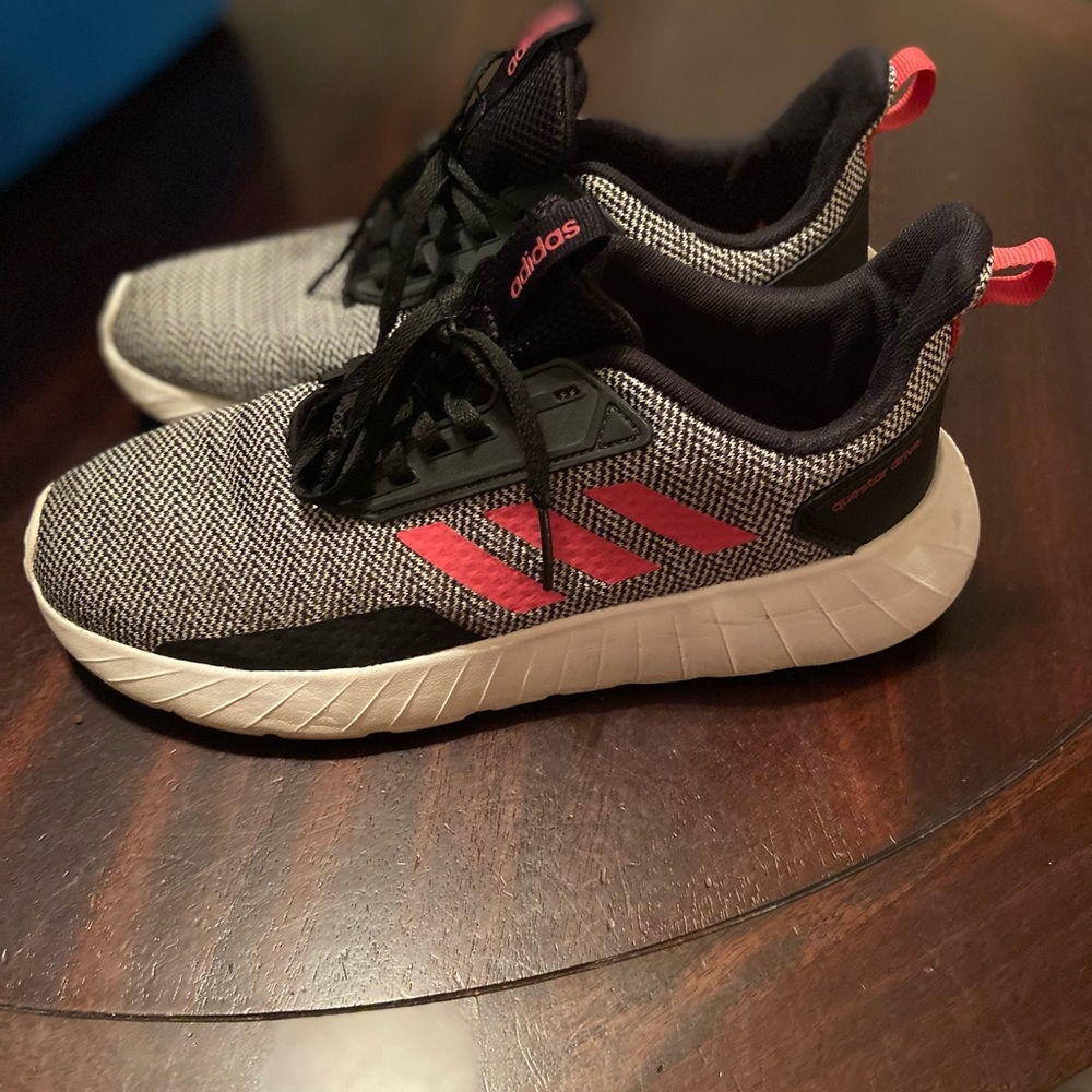 Adidas Youth size 6.5 ( woman’s size 7.5) Cloudfoam tennis shoes